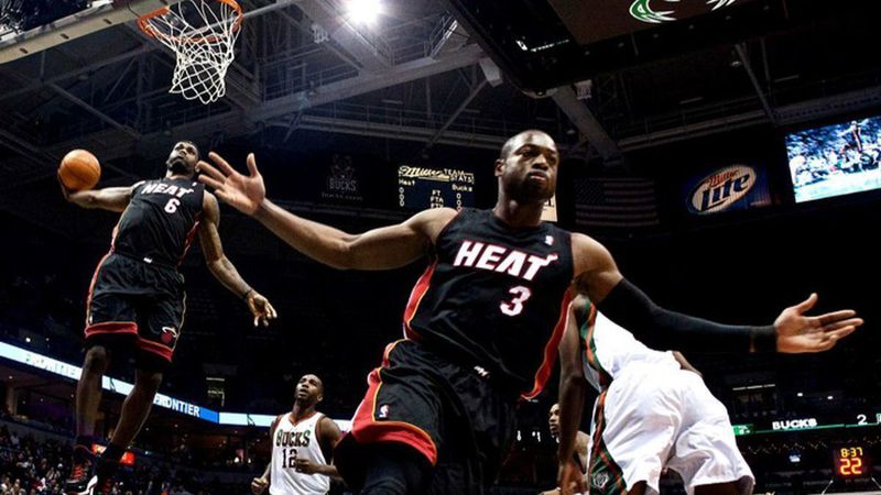 D Wade no look pass to Lebron
